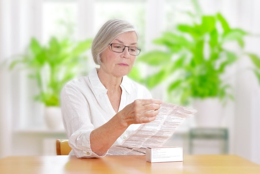 Die Frau untersucht die Anweisungen zur Verwendung von Kapseln Cardiform